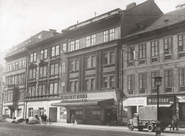 Snímek z 50. let 20. století,  tehdy ještě Realistické divadlo Zdeňka Nejedlého