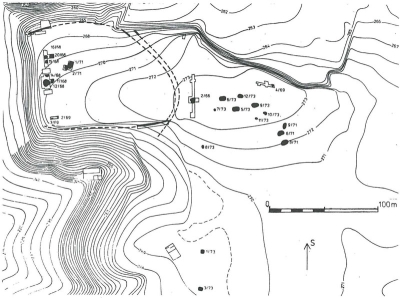 Plán výzkumu ostrožny Nad Podhořím (Na Farkách) a jejího okolí. Schematicky znázorněn rozsah hradiště a předpokládaný průběh hradby. 
Podle Marie Fridrichové