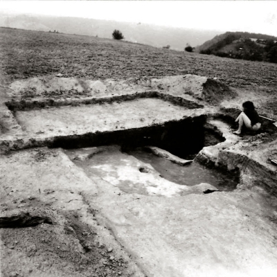 Žánrové foto z archeologického výzkumu ostrožny 
Nad Podhořím (Na Farkách) v roce 1966