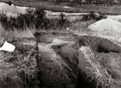 Konec žlabu palisádového opevnění na kraji ostrožny Nad Podhořím (Na Farkách) nad řekou Vltavou, odkrytého archeologickým výzkumem v roce 1969