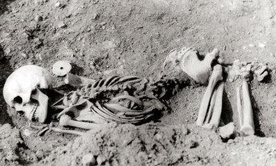 Odkrytý a vypreparovaný kostrový hrob únětické kultury ze starší doby bronzové z lokality Farka-Podhoří 
(výzkum z roku 1973)