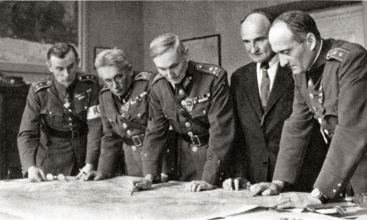 Velitelství „Alex“ po květnovém povstání 1945, zleva: Theodor Pokorný, František Slunečko, Zdeněk Novák, Karel Neubert, Raimund Mrázek
