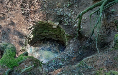 Pohled na jednu ze dvou dochovaných věnců středověkých studní