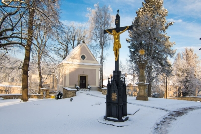 Zima v parku u kostela – kaple sv. Jana Pavla II.