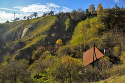 Pohled na teplomilné stráně s domkem ČSOP Tereza, 2014