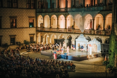 Opera na třetím nádvoří zámku