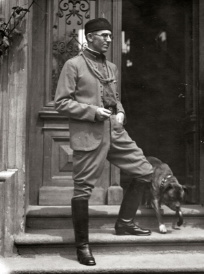 Jan Zelenka-Hajský v sokolském kroji, se svým psem