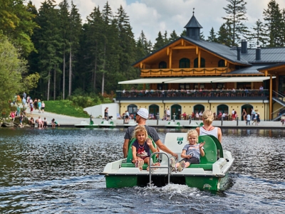 Velké Javorské jezero s restaurací Arberseehaus & půjčovna šlapadel
