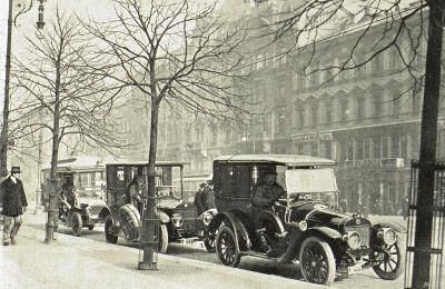 Takto to vypadalo na stanovišti taxíků na pražském Václavském náměstí v roce 1913