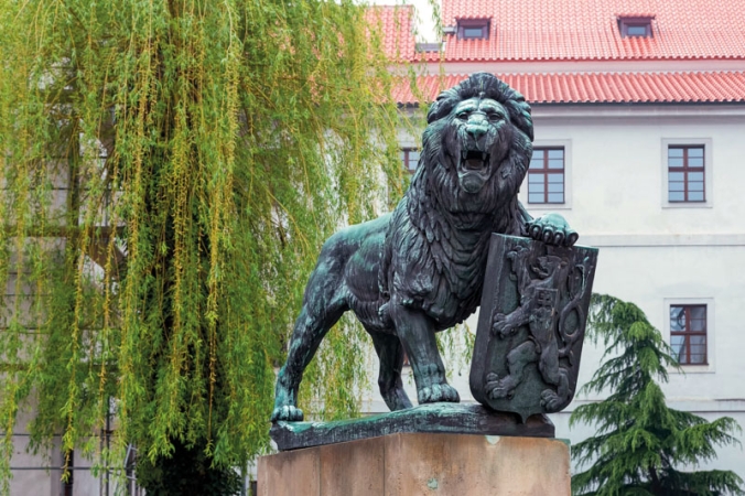 Bronzový lev s erbem s československým znakem, premonstrátský klášter, Strahov