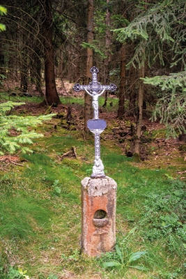 Kříž u cesty nedaleko vesnice Malý Kozí Hřbet