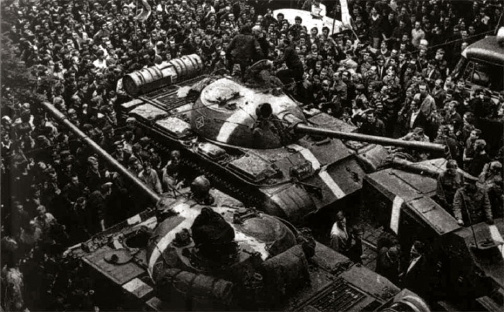 Tanky invazních sil obklopené davy demonstrantů