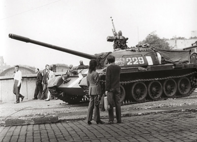 Invazní tank v Praze 21. srpna 1968 u Hlavního nádraží
