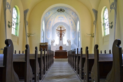 Interiér kostela Povýšení sv. Kříže

