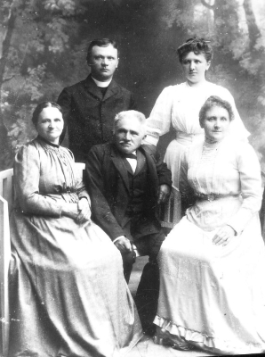 Tomáš Krýza, uprostřed, na rodinné fotografii