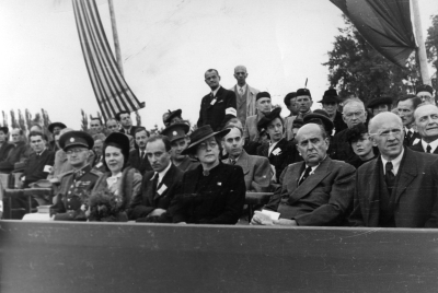 Národní pohřeb v Terezíně 16. 9. 1945, na tribuně M. Horáková a J. Masaryk
© Fotoarchiv Památníku Terezín