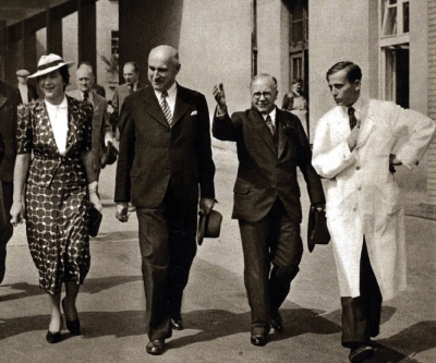 Milada Horáková a Alois Štůla (druhý zleva) doprovázejí britského ministra zdravotnictví v Masarykových domovech, 1937