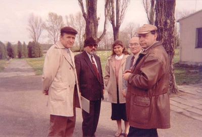 Erik Polák (druhý zprava) před krematoriem na Židovském hřbitově v Terezíně roku 1991.