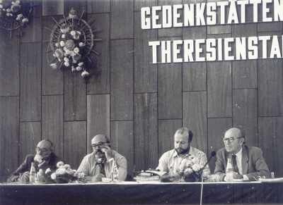 Za předsednickým stolem v průběhu semináře pro pracovníky německých památníků v Terezíně roku 1993 (Erik Polák první zleva).