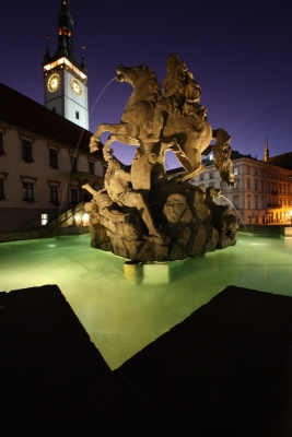 Kašna s jezdeckou sochou Gaia Julia Caesara, Horní náměstí Olomouce