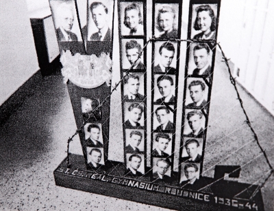 Třídní tablo, pod ostnatým drátem jsou věznění studenti