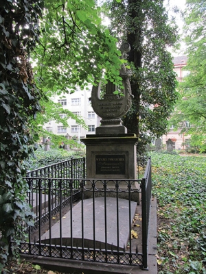 Na půvabném náhrobku skladatele Jana Václava Tomáška stojí
psáno, že „Pravda sama je diadémem umění“.