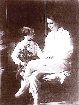 S maminkou v den Svátku matek, 1932