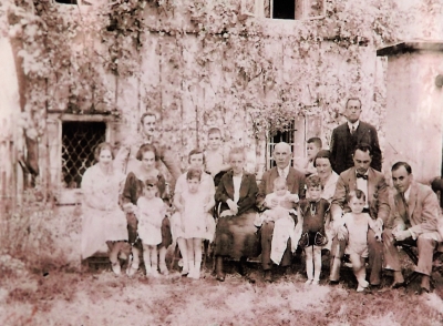 Dům Polákových v Luži, uprostřed babička a dědeček Alterovi,
rodina Krausových, rodiče Evy, sestra Andulka, bratranec
a sestřenice – Eva ještě nebyla na svět