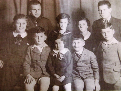 Oslava 70. narozenin babičky Kamily Alterové (listopad 1935).
Vnuci, dole zleva – Pavel Alter (zavražděn), uprostřed Eva,
napravo František Kraus (zavražděni), nahoře odleva – Milena
Krausová (zavražděna), Fritz Alter (zachránil se ilegálním útěkem
do Palestiny), Andulka – sestra Evy (osvobozena v Bergen-
-Belzenu), Erika Alterová (zachránila se vystěhováním do Anglie),
Arnošt Alter (zavražděn), Bedřich Alter (zavražděn)