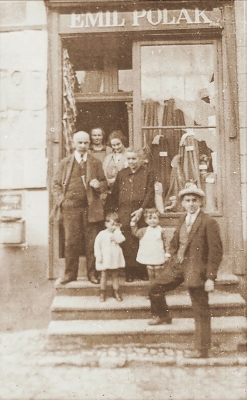 Před obchodem tatínka v Luži, dědeček, babička, rodiče a sestra
Andulka