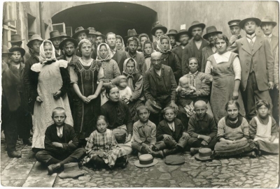 Skupina haličských uprchlíků v Klimentské ulici, podzim 1914