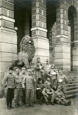 Vojenští rekonvalescenti před Rudolfinem, podzim 1914
