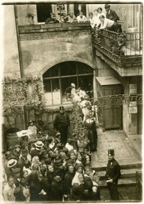 Lidé před vývařovnou U Vejvodů, 1917
