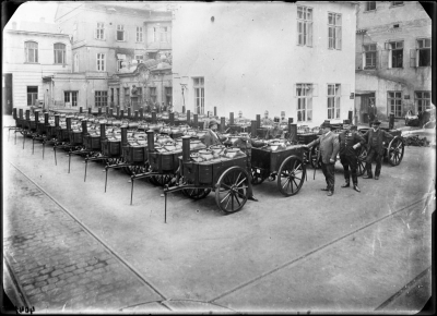 Polní kuchyně vystavené před budovami kanceláří továrny Breifeld a Daněk, 1914–1915