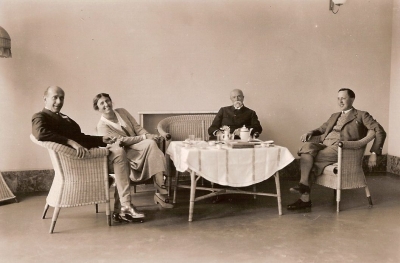 TGM s dcerou Alicí, synem Janem a Karlem Čapkem, Bystrička 1931