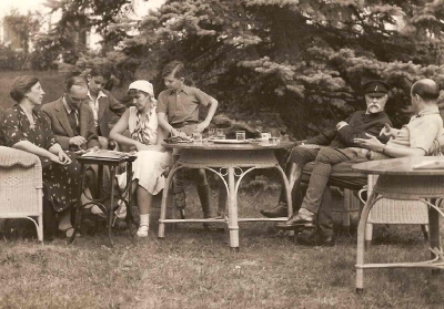 TGM, Jan Masaryk, Olga Masaryková - Reviliodová, její synové Herbert a Leonard, její manžel dr. H. Reviliod a dr. Alice Masaryková, Topolčianky 1933