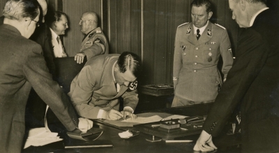 Podpis dohody, krátce po půlnoci 30. 9. 1938
