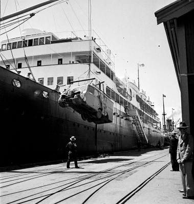 Unloading of expeditionary Tatra in Fremantle, West Australia,
February 1, 1935