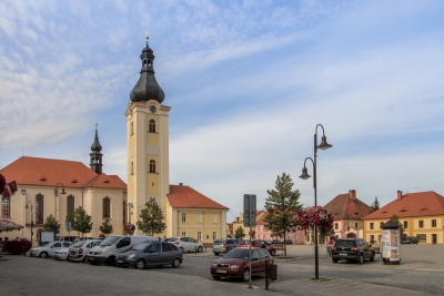 Náměstí s věží a kostelem Sv. Mikuláše, autor Arnošt Reich