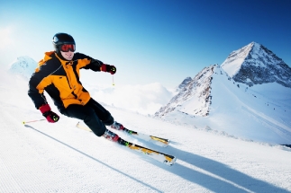 Aktuální sněhová nadílka láká k lyžování. Co když vás ale bolí kolena?