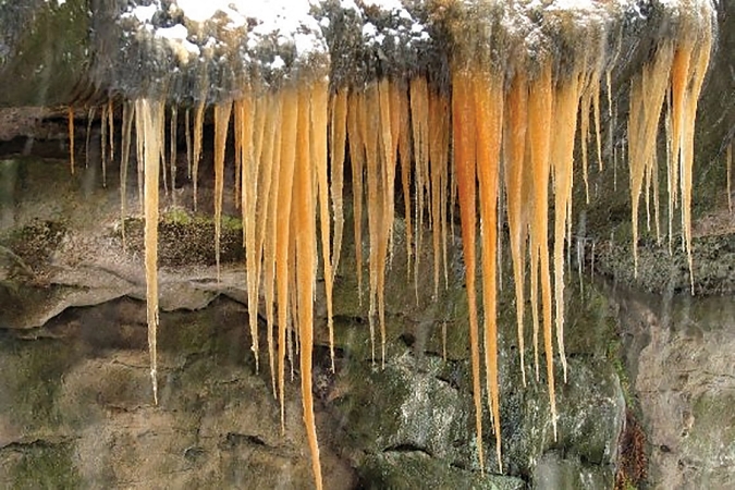 Oranžově zbarvené rampouchy kaňonu Ancona