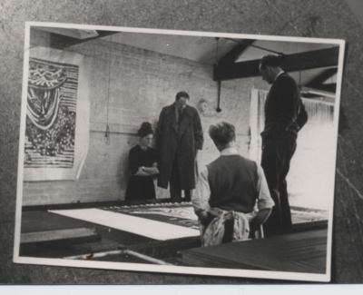 Lída, Henry Moore, Zika a tiskař prohlížejí panel Ležící postava, 1948 
AscherFamily Archive