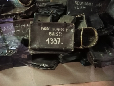 Kufor Dr. Kohna v expozícii v Osvienčime