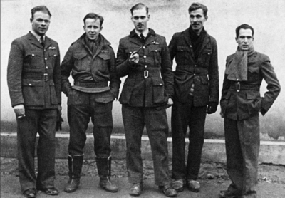 Skupina zajatců, tábor Oflag, jaro 1943 (Černý druhý zprava, Bryks první zleva)