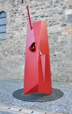 Karel Malich, Červená plastika, 1964 (realizace 2013), zahrada Anežského kláštera