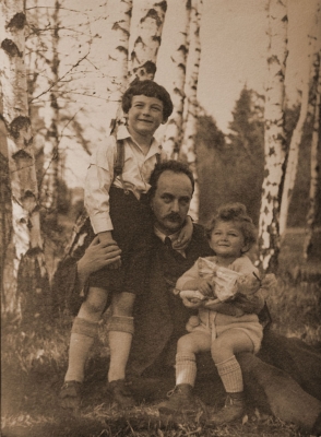 MUDr. Josef Ledeč so svojimi deťmi Evou a Jiřím
