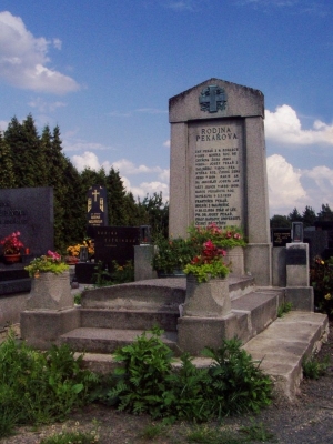 Hrob rolnické rodiny Pekařových z Hrubého Rohozce, kde leží také český historik Josef Pekař