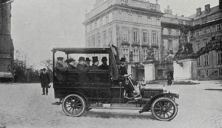 Motorový omnibus před Pražským hradem (1908)