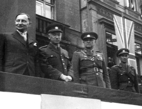 Na čestné tribuně zleva Zdeněk Fierlinger, Edvard Beneš a generál Ludvík Svoboda
