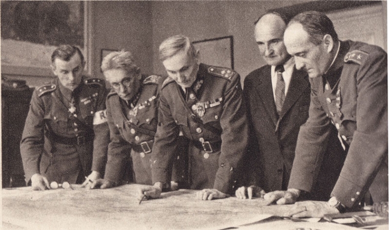 Povstalecké velitelství „Alex“, zleva T. Pokorný; F. Slunečko; Z. Novák; K. Neubert; R. Mrázek (11. 5. 1945)